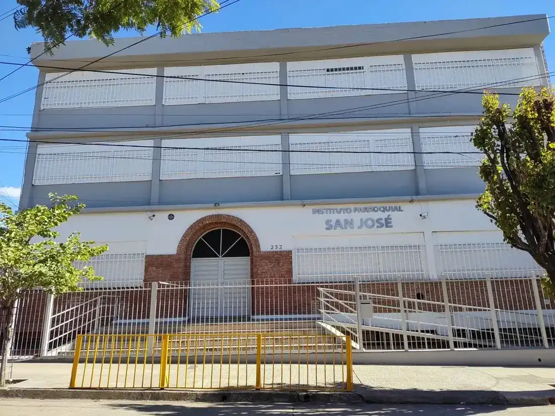 Fachada del Instituto Parroquial San José