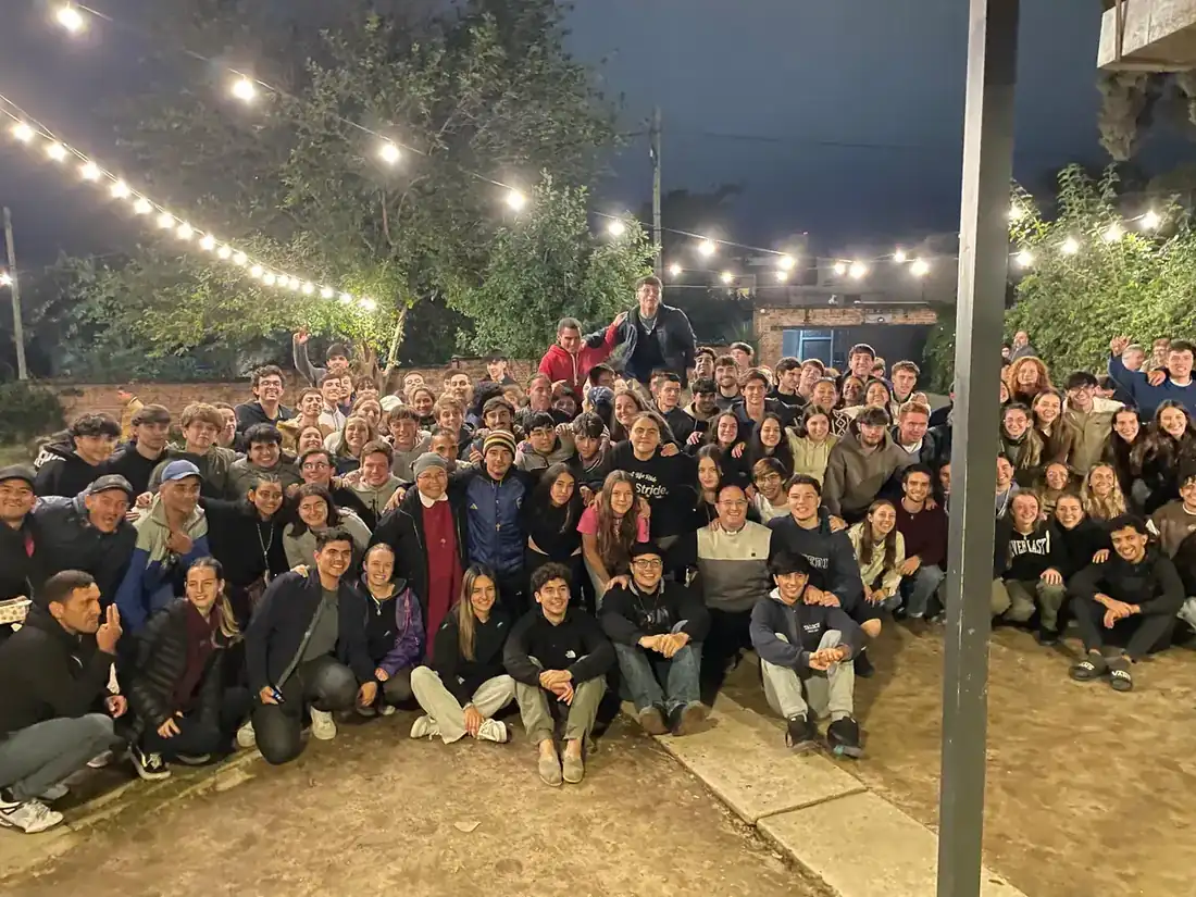 Los jóvenes de la parroquia en el patio, de noche