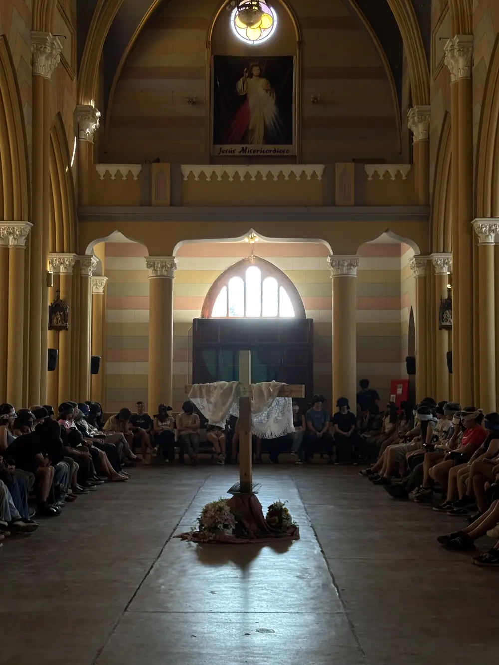 La cruz en el centro de la nave, rodeada por los jóvenes