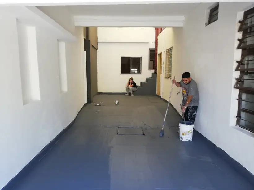 La galería con el piso pintado, en los últimos retoques