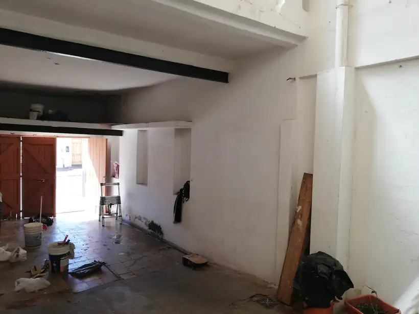 La galería interna en obra, con el piso levantado y las paredes descascaradas