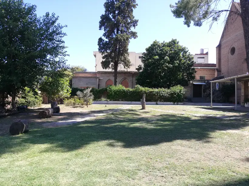 El mismo sector ya parquizado, con el césped cortado y el templo al fondo