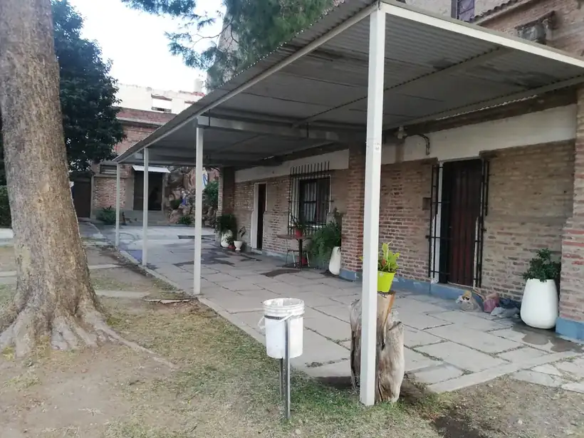 La galería nueva, con el piso de baldosas y las macetas