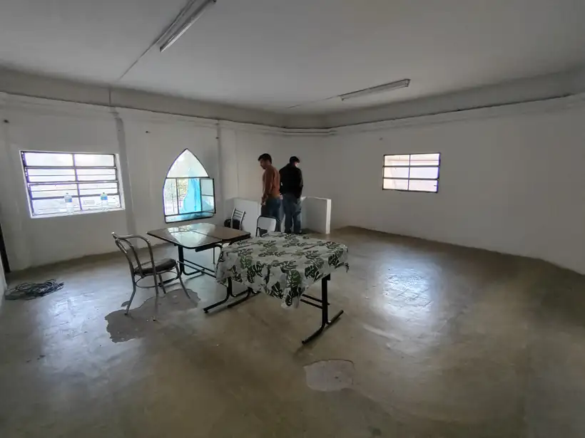 El espacio antes de la obra: piso de cemento manchado y un tubo fluorescente