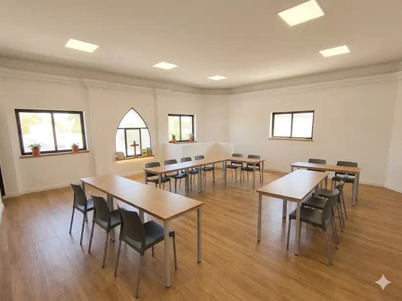 Cómo va a quedar el aula: mesas, sillas y las ventanas nuevas — imagen del proyecto