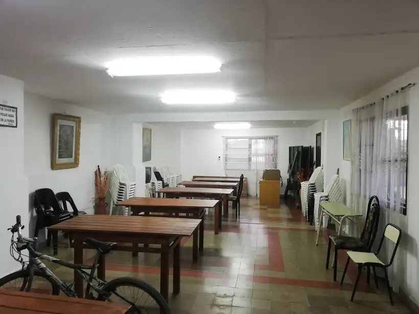 El mismo salón desde el otro extremo, antes de la obra