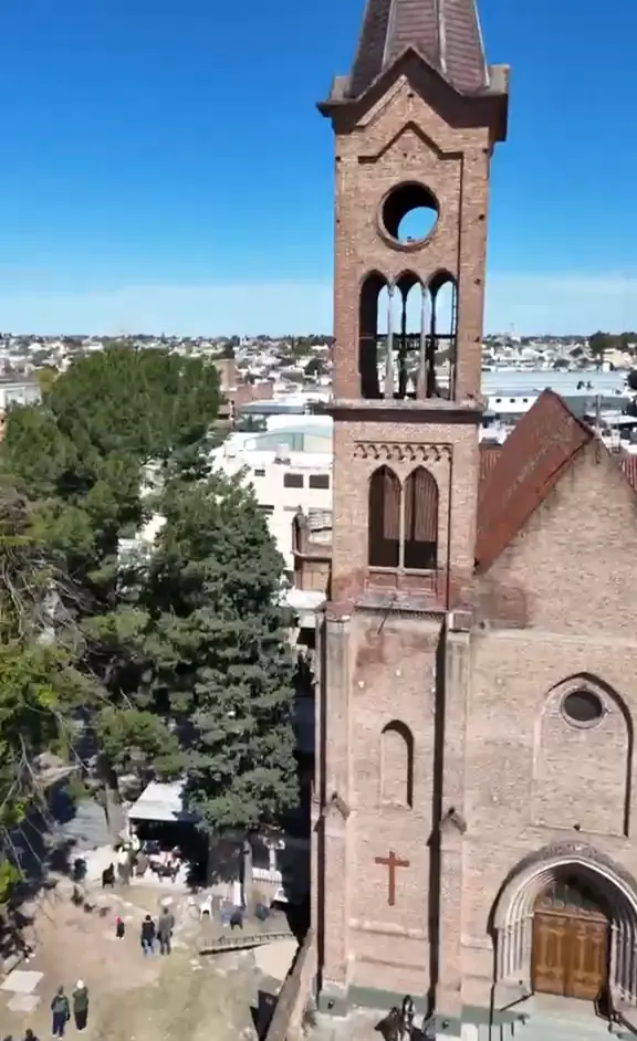 Vista aérea de la torre, el frente de ladrillo y el patio de la parroquia