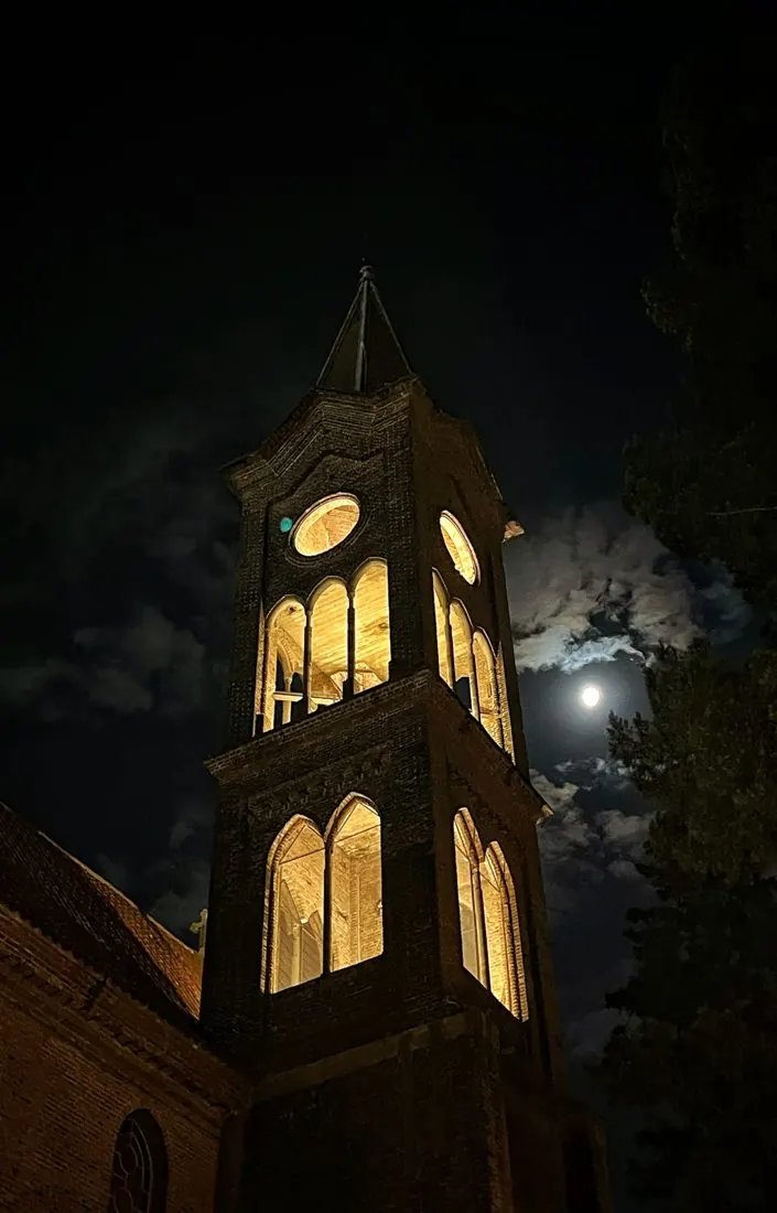Torre de la parroquia iluminada de noche